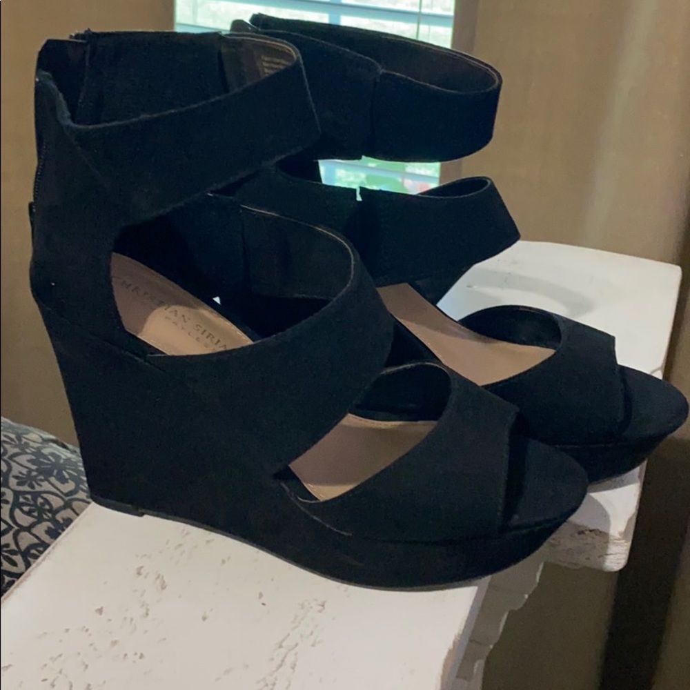 Christian Siriano black wedges
